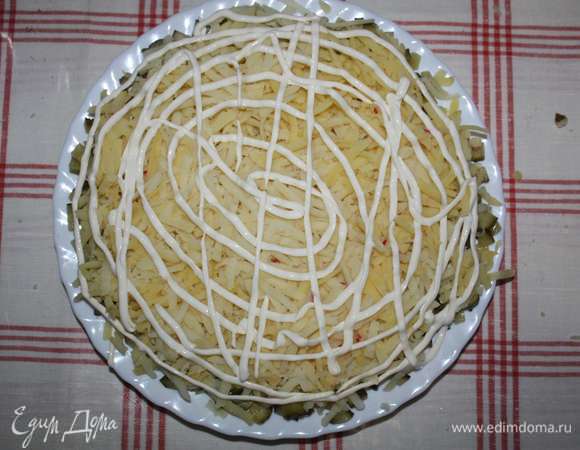 Далее — слой картофеля (натереть на крупной терке) и слой майонеза.