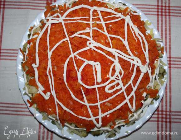 Далее — слой моркови (натереть на крупной терке) и слой майонеза.