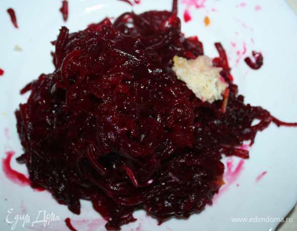 Свеклу натереть на крупной терке и добавить измельченный чеснок. Перемешать.
