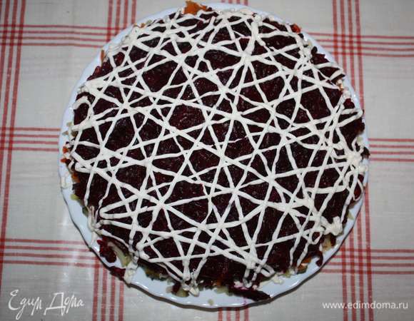 Свеклу с чесноком выложить следующим слоем. Сверху покрыть майонезом.