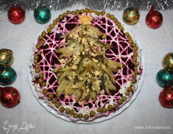 Для украшения отварить яйцо. Бока салата украсить белком, елочку сделать из нарезанных соломкой огурцов. Звездочку сделать из желтка, им же сверху посыпать елку.
