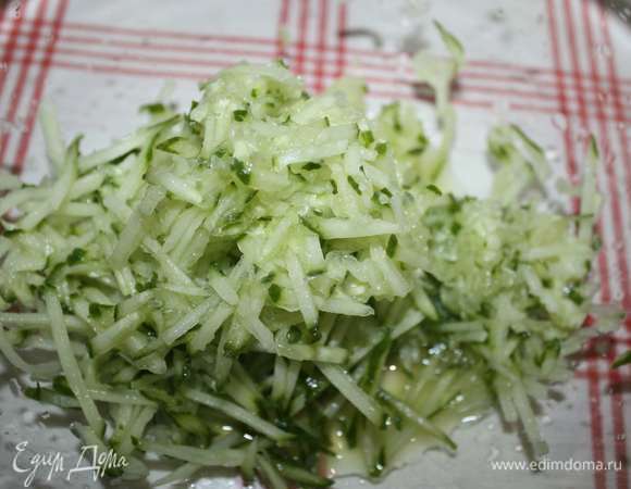 Огурец нарезать мелкой соломкой (можно использовать терку для корейских салатов).