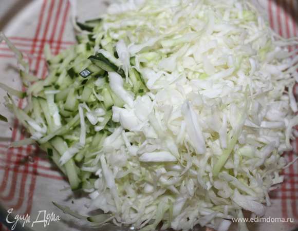 Капусту мелко нашинковать, помять с солью.