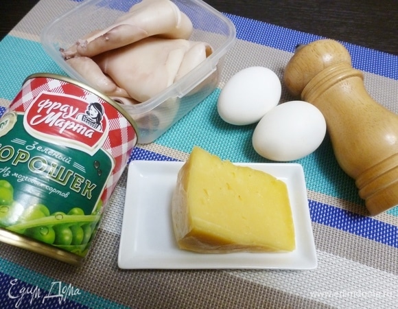 Подготовить ингредиенты для салата. Яйца сварить вкрутую. Кальмаров почистить от темной пленки (залить кипятком, она сойдет). Закипятить воду, опустить кальмаров и варить 1 минуту.