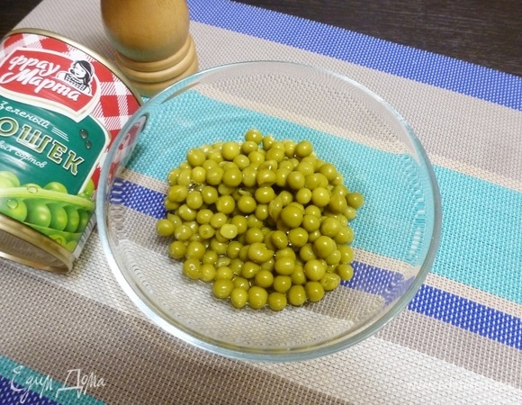 Открыть банку консервированного зеленого горошка ТМ «Фрау Марта». Слить жидкость.