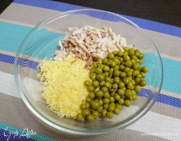 Кальмаров нарезать соломкой.