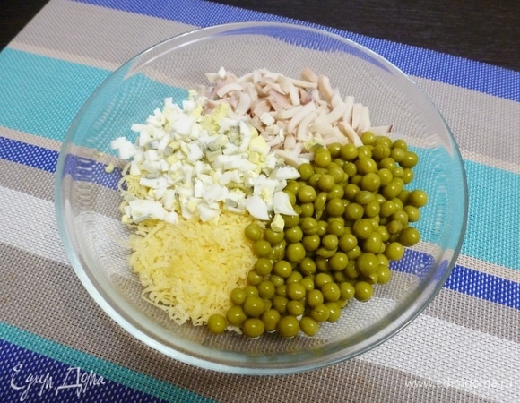 Яйца нарезать мелким кубиком. Добавить зеленый горошек ТМ «Фрау Марта».