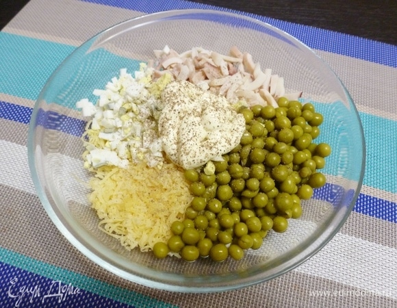 Заправить салат майонезом. Посолить, если надо, но не забывайте, что майонез и сыр соленые. Поперчить.