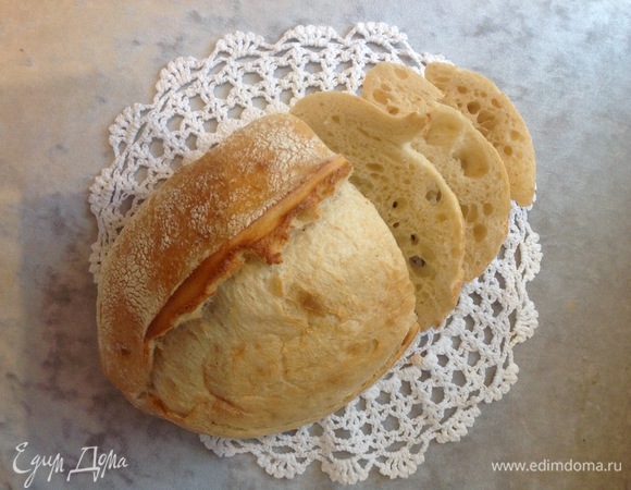 Беру свежий хлеб, неважно, белый или черный, но обязательно пористый. Нарезаю, подсушиваю в духовке. Выключаю суп. Процеживаю бульон. Цыпленка вынуть, мясо отделить от костей, положить небольшую порцию в тарелку, налить бульон. В бульон кладу хрустящий хлеб, на хлеб — яйцо, все посыпаю тертым сыром. Приятного аппетита!