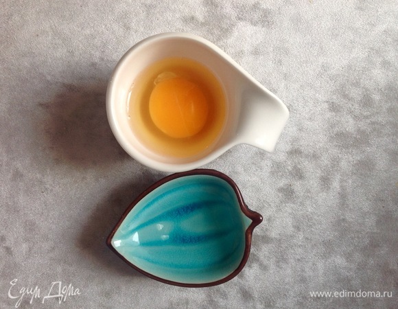 Беру яйцо и уксус. В ковш наливаю воду, довожу до кипения, наливаю уксус. Венчиком закручиваю в воде воронку и туда вливаю яйцо. Варю 2 минуты (воду не солить, иначе яйцо будет очень крепким).