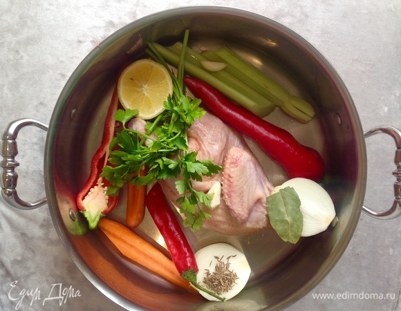 Половинку цыпленка, половинку лимона, овощи, петрушку и специи кладу в кастрюлю. Заливаю водой, ставлю на плиту.