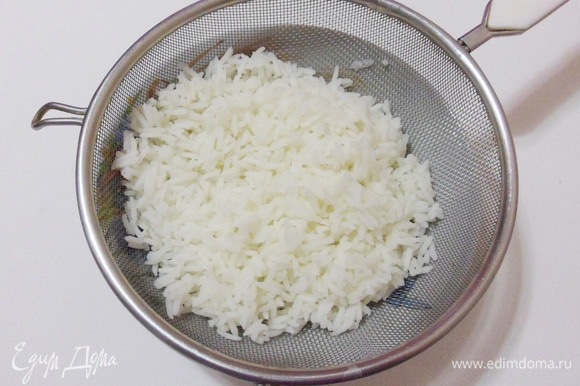 Отварить рис, откинуть его на сито и промыть холодной водой.