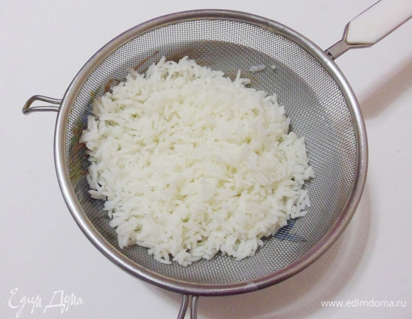 Отварить рис, откинуть его на сито и промыть холодной водой.