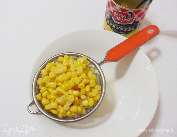 Консервированную кукурузу ТМ «Фрау Марта» отделить от заливки.