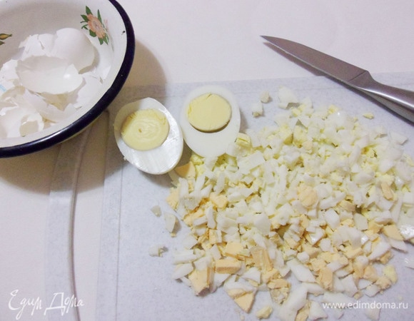 Яйца сварить вкрутую и мелко нарезать.