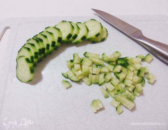 Свежий огурец нарезать мелкими кусочками.