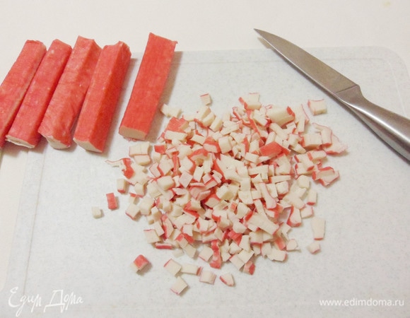 5 крабовых палочек оставить для украшения. Остальные мелко нарезать.