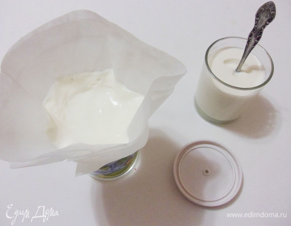 Для заправки лучше взять густой греческий йогурт. У меня домашний натуральный йогурт. Для удаления лишней жидкости я переложила йогурт в бумажные одноразовые фильтры для кофеварки (3 шт.). Йогурт становится очень густым.