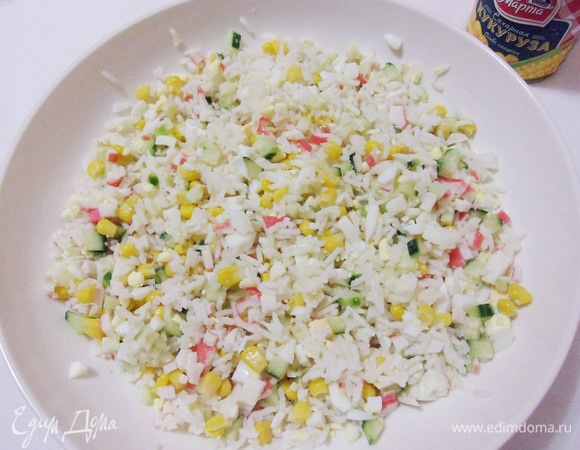 Заправить салат йогуртом, посолить, поперчить. Хорошо перемешать.