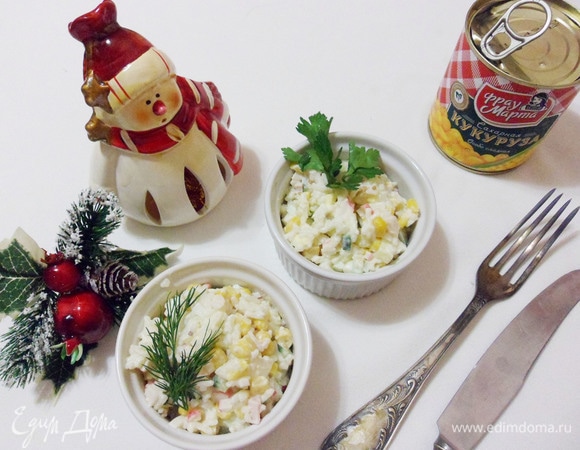 Можно выложить салат в порционные емкости.