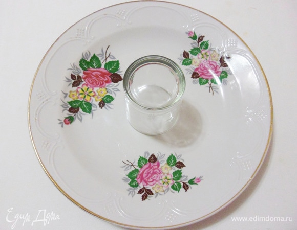 А можно подать необычно — в форме кольца. В центр сервировочного блюда поставить стакан.