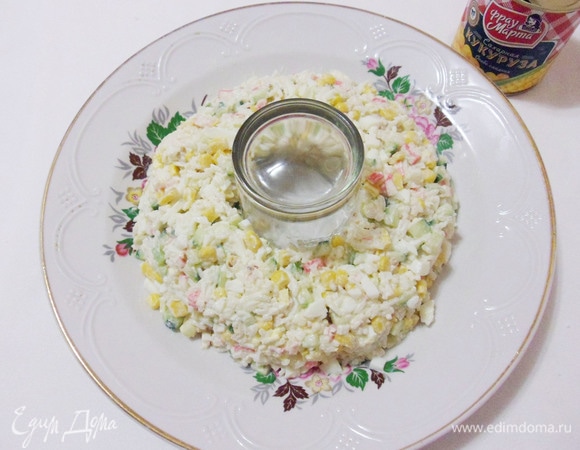 Вокруг стакана равномерно разложить салат.