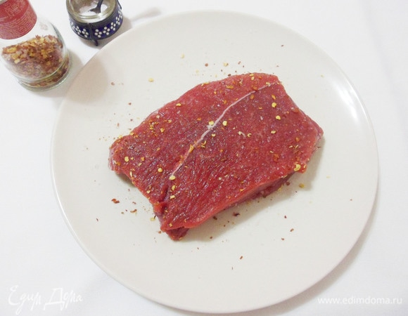 Говяжью вырезку очистить, натереть солью и перцем.