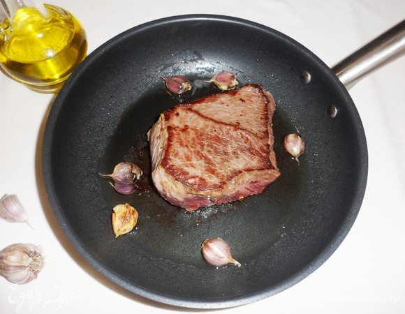 Обжаривать мясо на сильном огне со всех сторон до румяной корочки.