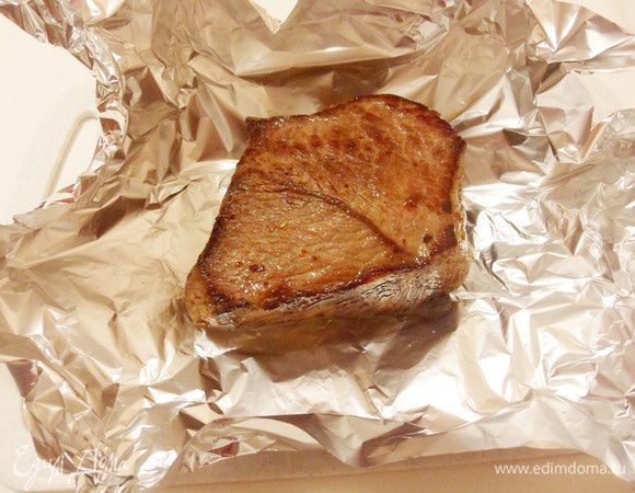 Затем переложить обжаренное мясо на фольгу.