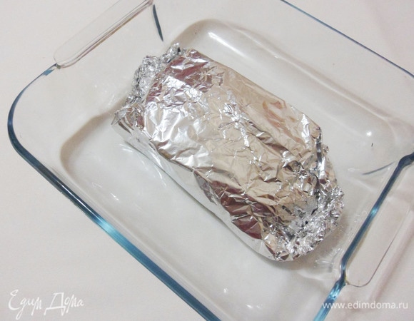 Завернуть обжаренное мясо в фольгу и запекать в разогретой до 180°C духовке от 30 до 50 минут (время зависит от желаемой степени прожарки).