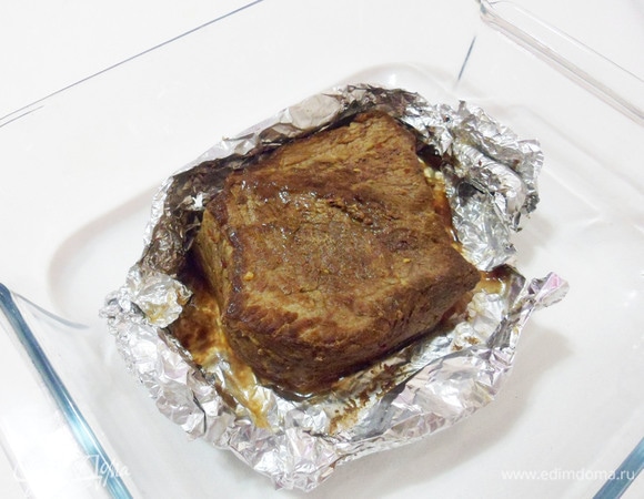 Мясо полностью остудить в фольге (2–3 часа).