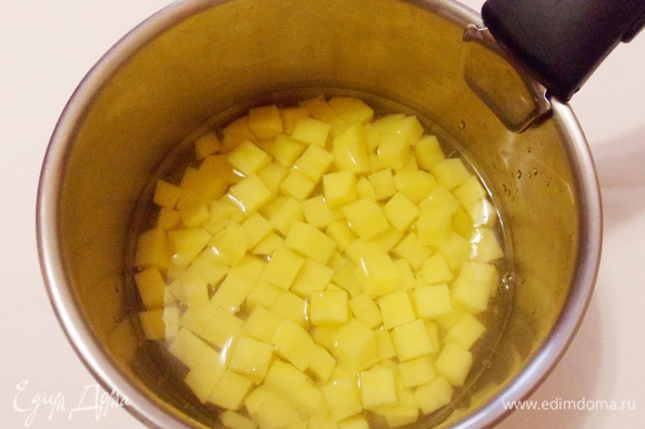 Картофель очистить, нарезать кубиками со стороной в 1 см, залить подсоленным кипятком и отварить до мягкости.