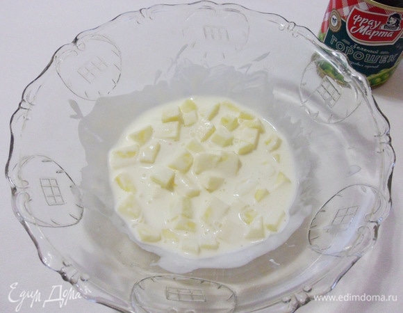 И сразу же смешать яблоко с заправкой.