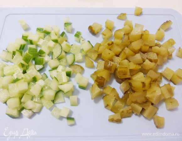 Свежие и маринованные огурцы нарезать кубиками со стороной в 1 см.