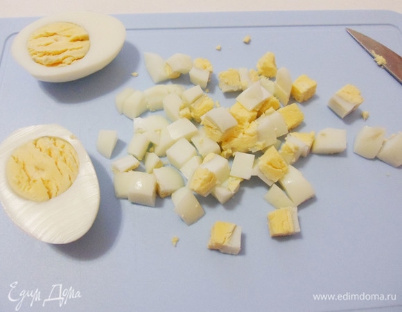 Яйца сварить вкрутую, очистить и мелко нарезать.