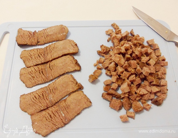 Отрезать несколько тонких ломтиков ростбифа для украшения салата, остальной нарезать кубиками со стороной в 1 см.