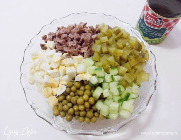 Выложить в салатник с яблоками и заправкой все подготовленные ингредиенты. Хорошо перемешать. Перед подачей охладить салат несколько часов в холодильнике.