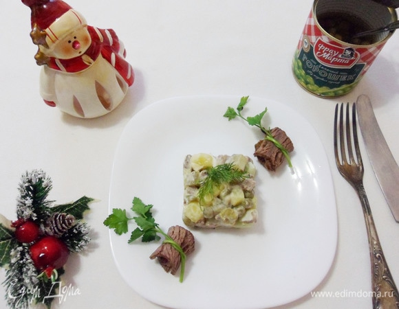 Подача: кусочки ростбифа свернуть рулетиками, перевязать зеленью (у меня веточки петрушки, можно использовать перья зеленого лука) и украсить порцию салата.