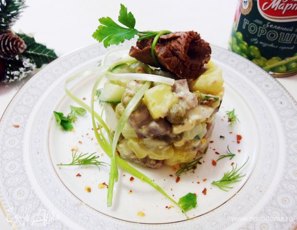 Можно украсить салат вьющимися нитями из перьев зеленого лука, а рулетик из ростбифа положить сверху.