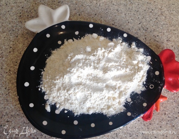 Просеиваю муку. Кладу в тарелку, добавляю соль, оливковое масло. Слегка размешиваю. Вода должна быть горячей (но не кипяток). Потихоньку наливаю в муку и быстро перемешиваю.