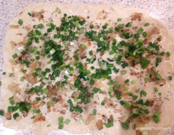 Вынимаю тесто, раскатываю. Добавляю заправку, зеленый лук, специи.