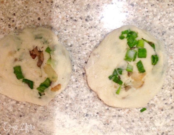 Приминаю рукой, придавая круглую плоскую форму.