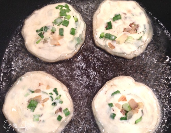 Разогреваю масло на сковородке и жарю с каждой стороны 2–3 минуты, можно и больше (смотрите, как вам нравится).