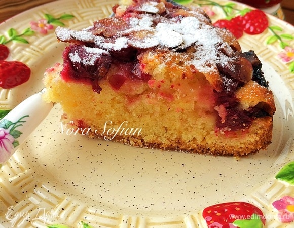 Готовый пирог достать и дать слегка остыть. Это в этом рецепте самое сложное, так как аромат просто невероятный — просто невозможно удержаться.