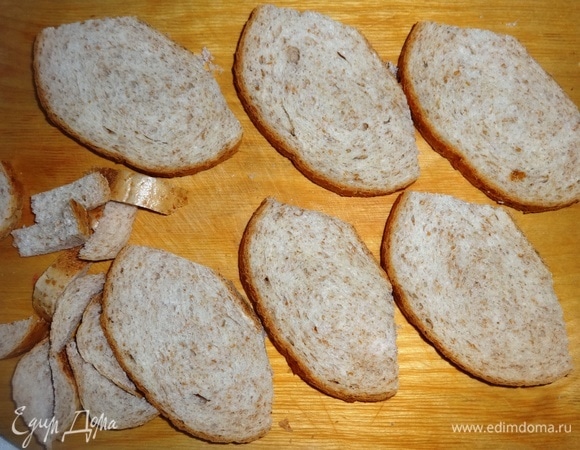 Кусочки батона обрезать по форме шишек.