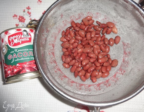 Открыть банку с красной консервированной фасолью ТМ «Фрау Марта». Откинуть фасоль на сито и промыть под проточной водой. Дать воде полностью стечь.
