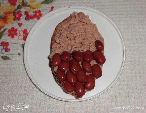 На каждый кусочек батона с паштетом уложить фасоль рядами. Начинать укладывать снизу и двигаться вверх. Каждый последующий ряд должен быть слегка приподнят над предыдущим рядом.