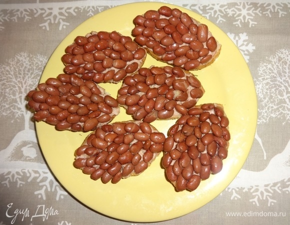 Если бутерброды будут подаваться не сразу, а через некоторое время, нужно при помощи силиконовой кисточки смазать фасоль любым растительным маслом во избежание заветривания.