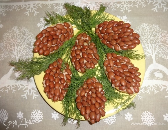 Готовые бутерброды украсить веточками укропа, имитируя еловые ветки.