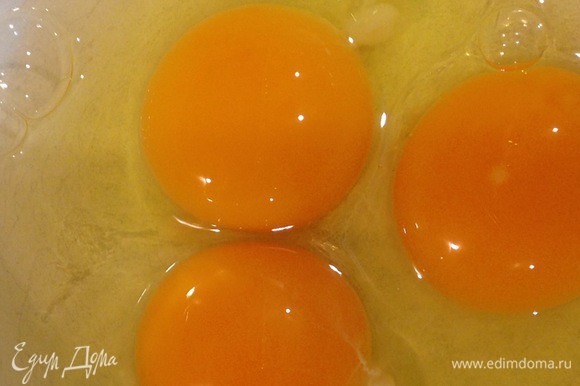 Разогреть духовку до 165°C. Смешать яйца, сахар, соль. Хорошо взбить на средней скорости 5 минут.